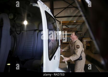 Agent d'interdiction aérienne Falaise Anders effectue une visite pré-vol de son hélicoptère A-Star, avant d'entreprendre un vol à l'Agence des douanes et de la protection des frontières de l'air dans l'unité de Houston Conroe, Texas, le 30 janvier 2017. Anders et un corps d'agents d'application de la CBP et les dirigeants sont à Houston afin d'assurer la sécurité pour le Super Bowl 51. U.S. Customs and Border Protection Banque D'Images