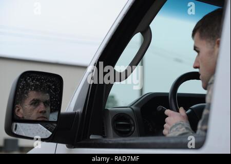 U.S. Air Force d'un membre de la 1re classe Christopher Smith, 19e Escadron de préparation logistique des opérations de l'exploitant du véhicule et le répartiteur, inspecte un véhicule avant le 12 janvier 2017 distribution, à la base aérienne de Little Rock, Ark. tous les opérateurs de véhicule sont certifiés dans la conduite de divers véhicules, tels que des chariots élévateurs pour déplacer l'équipement lourd et les dépanneuses pour retrouver l'aéronef endommagé. Banque D'Images