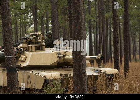 Un U.S. Marine avec réservoir 2e Bataillon, 2e Division de Marines (2d MARDIV), utilise un M1A1 Abrams Tank lors d'un 2e Bataillon, 6e Régiment de Marines, 2d MARDIV terrain à Camp Lejeune, en Caroline du Nord, le 26 janvier 2017. Le but de l'exercice était de développer les compétences acquises à partir de la zone précédente tout en intégrant la formation véhicule mécanisé des titres de façon à maintenir la compétence du combat. Banque D'Images