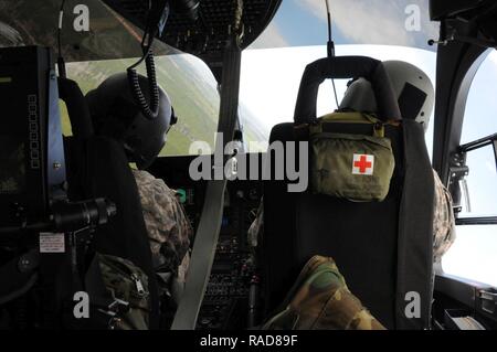 U.S. Army National Guard Pilotes de la Garde nationale de Caroline du Sud, vole un UH-72A Lakota à Hattiesburg, au Mississippi, le 28 janvier 2017. Les pilotes ont participé à un exercice d'entraînement avec une patrouille aérienne tactique partie de la Garde nationale aérienne d'hélicoptère pratique guide au sol des signaux. Banque D'Images