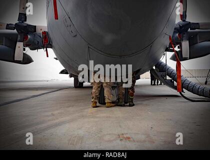 Un conseiller en entretien C-130H de Train, conseiller, aider (Command-Air TAAC-Air), 440e Escadron expéditionnaire de la comité consultatif, les trains d'un C-130 de la Force aérienne afghane responsable sur le système hydraulique d'aéronefs à Kaboul, de l'Escadre aérienne de l'Afghanistan, le 18 janvier, 2017. Le 11 janvier 2017, un groupe de 44 RAA C-130H de la maintenance ont été les premiers dans le pays formés pour recevoir leur diplôme et certification de niveau trois. Les récents diplômés ont été formés par les aviateurs de la Force totale qui se spécialisent dans l'entretien divers codes de spécialité de l'Armée de l'air ; le moteur et la propulsion, systèmes hydrauliques, de carburant, d'électricité et de l'environnement, avion Banque D'Images