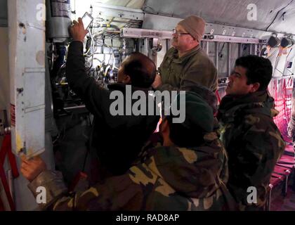Le sergent-chef. Steven Ashley, 440e Escadron expéditionnaire de la comité consultatif, C-130 maintien advisor, attribué à Dobbins Air Reserve Base, Ga., trains Afghan Air Force de la maintenance sur les systèmes intérieurs dans un C-130H, à Kaboul, de l'Escadre aérienne de l'Afghanistan, le 18 janvier, 2017. Le 11 janvier 2017, un groupe de 44 RAA C-130H de la maintenance ont été les premiers dans le pays formés pour recevoir leur diplôme et certification de niveau trois. Les récents diplômés ont été formés par les aviateurs de la Force totale qui se spécialisent dans l'entretien divers codes de spécialité de l'Armée de l'air ; le moteur et la propulsion, systèmes hydrauliques, de carburant, d'électricité et de l'environnement, av Banque D'Images