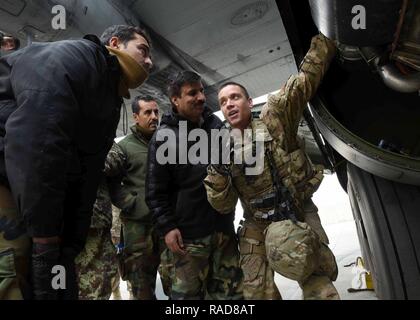 Tech. Le Sgt. Brian Evancho, 440e Escadron expéditionnaire de la comité consultatif, C-130 maintien advisor, un réserviste affecté à Youngstown (Ohio) Gare de la Réserve aérienne, avis la formation avec ses homologues de l'Armée de l'air afghane à Kaboul, de l'Escadre aérienne de l'Afghanistan, le 18 janvier, 2017. Le 11 janvier 2017, un groupe de 44 RAA C-130H de la maintenance ont été les premiers dans le pays formés pour recevoir leur diplôme et certification de niveau trois. L'entretien diplômés ont été formés localement par des aviateurs de la Force totale attribuée à Youngstown (Ohio), ARS et Dobbins Air Reserve Base, Ga. Banque D'Images