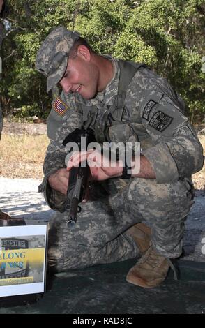 Cadet William Eberhart, Georgia Southern, met sur pied un M16A2 à la station de montage d'armes dans le cadre de la 6e Brigade Ranger concours Défi 21 janvier 2017. Banque D'Images