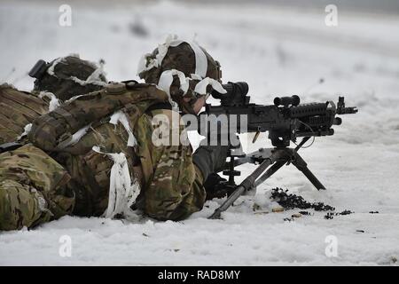 Troopers attribué à 2e Escadron, 2e Régiment de chasseurs à participer à un exercice de validation lors de la 7e formation de l'Armée de la commande Zone d'entraînement Grafenwoehr, Allemagne, le 31 janvier 2017. L'exercice permettra de préparer l'Escadron pour une meilleure présence de l'avant en 2017 et permettra d'assurer les dirigeants de la manœuvre au niveau des troupes sont capables d'intégrer des multiplicateurs de combat au régiment organique et permettra à l'escadron de soldats et d'exécuter une variété de missions tactiques. Banque D'Images