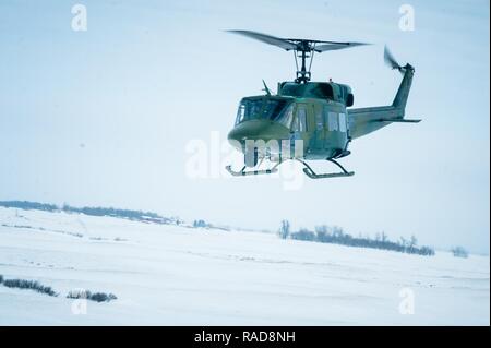 Un UH-1N Iroquois de la 54e Escadron d'hélicoptères survole Minot Air Force Base complexe de missiles, N.D., le 25 janvier 2017. Le but de ce vol était d'effectuer des manœuvres de formation et remplir un ratissage de sécurité des installations de lancement 91e Escadre de missiles. La 54e flotte de la SH est critique dans l'appui aux 91e MW aviateurs et actif dans le complexe de missiles. Banque D'Images