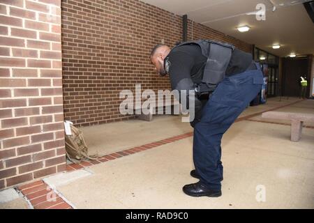 La Police de Washington district naval regarder le capitaine, le Lieutenant Larry Conner, identifie un paquet suspect à l'extérieur de la base commune de base Anacostia-Bolling Curtain-Citadel change durant l'exercice 2017 Solide bouclier, le 1er février. JBAB membres de la sécurité, la formation, et la sécurité a effectué la maquette colis suspects afin d'améliorer leurs compétences dans l'événement une réelle menace terroriste se produisait sur JBAB et dans la région de la capitale. Banque D'Images