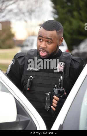 La Police de Washington district naval regarder le capitaine, le Lieutenant Larry Connor, radios pour le personnel d'urgence à fermer les yeux sur le domaine de l'échange de base Anacostia-Bolling Base commune après avoir localisé une maquette solide au cours de l'exercice d'un colis suspect de l'Curtain-Citadel Shield 2017l'exercice annuel est un effort de lutte contre le terrorisme qui a eu lieu tout au long de NDW qui utilise des scénarios réalistes qui s'assurer que les forces de sécurité maintiennent un haut niveau de disponibilité à répondre aux menaces terroristes. Banque D'Images