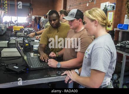 Les membres du service affecté à l'élimination des explosifs et munitions (unité mobile) EODMU 5 Travailler avec la Marine australienne de l'unité de la guerre des mines pour analyser les données d'une mission post véhicule sous-marin sans pilote dans la région de Perth, Australie, le 1 février 2017. EODMU 5 est attribué au commandant, Force opérationnelle 75, qui est le principal groupe d'expéditionnaires responsable de la planification et l'exécution des opérations fluviales côtières, des explosifs et munitions, d'ingénierie et de construction, plongée sous-marine et de construction dans la 7e flotte américaine zone d'opérations. Banque D'Images