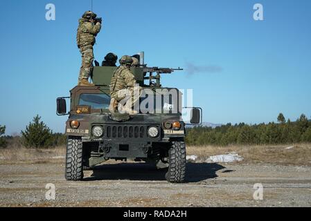 Les parachutistes de l'Armée américaine du 173e Bataillon de soutien de la Brigade, 173e Brigade aéroportée fire le M240B machine gun pendant l'exercice Lipizzan III à BAC, Slovénie, le 24 janvier 2017. Lipizzan est une combinaison d'exercice de formation de niveau d'exécution en préparation de l'évaluation de peloton, et de valider les procédures de déploiement au niveau du bataillon. Banque D'Images