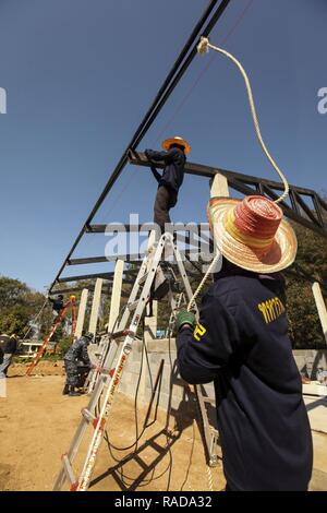 Les membres en service de l'United States, la Thaïlande, Singapour et de contribuer à la construction d'un nouvel auditorium à Ban Nong Mi École, Buri Ram province, en Thaïlande, au cours de l'exercice Cobra Gold, le 1 février 2017. Gold Cobra, dans sa 36e version, l'accent sur l'action civique, l'engagement communautaire et des activités médicales à l'appui des besoins et l'intérêt humanitaire des populations civiles de la région. Banque D'Images