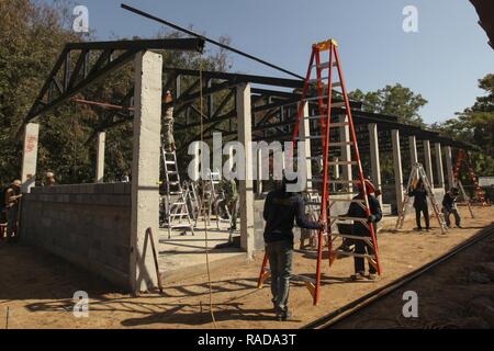 Les membres en service de l'United States, la Thaïlande, Singapour et de contribuer à la construction d'un nouvel auditorium à Ban Nong Mi École, Buri Ram province, en Thaïlande, au cours de l'exercice Cobra Gold, le 1 février 2017. Gold Cobra 17 assure la cohérence de l'accent sur l'action civique humanitaire (HCA), l'engagement communautaire, et les activités menées au cours de l'exercice pour répondre aux besoins et intérêts humanitaires des populations civiles de la région. Banque D'Images