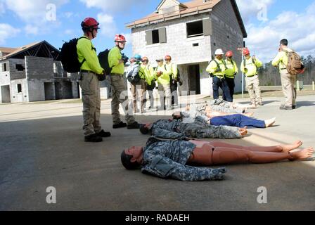 Les membres du Groupe de travail 2 du Mississippi, une unité de recherche et sauvetage pour le Mississippi Department of Homeland Security, utilisez mannequins comme victimes simulées afin d'établir un centre de triage pendant un exercice de recherche et sauvetage Le 1 février au Camp Shelby pour le Sud 17 Patriot de l'exercice. MS-TF 2 se concentre sur le Mississippi central et prend en charge la gestion des urgences du Mississippi au cours d'eaux rapides, s'est effondré, et les opérations de recherche et sauvetage en milieu urbain. N° PATRIOTSouth17 (Air National Guard Banque D'Images