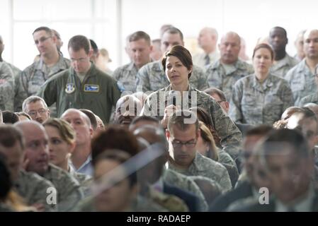 Le lieutenant-colonel Katherine H. Linton, Chef de division des plans et de l'intégration à l'Air National Guard, Centre d Readinewss pose une question au cours d'une assemblée publique à l'Air National Guard Centre de préparation à Joint Base Andrews, 31 janvier 2017. Le forum a été accueilli par le chef de la Garde Nationale, du Bureau général de l'Armée de l'Air L. Joseph Lengyel, qui a parlé du rôle de l'ANG, le rôle de la Garde nationale en tant que membre de l'état-major des armées et ses priorités tout en agissant comme CNGB. Banque D'Images