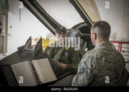 Pete Hegseth, un collaborateur de Fox News, visites la 138e Escadre de chasse, le détachement 1, à Ellington Field, TX, le 1 er février 2017. Hegseth s'est entretenu avec le personnel du Groupe de la 138e, avant son tour d'incitation dans un F-16 Fighting Falcon, afin d'être fin prêt pour l'expérience de voler dans un avion de chasse. Banque D'Images