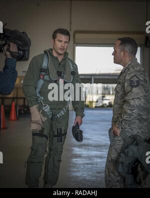 Pete Hegseth, un collaborateur de Fox News, visites la 138e Escadre de chasse, le détachement 1, à Ellington Field, TX, le 1 er février 2017. Hegseth s'est entretenu avec le personnel du Groupe de la 138e, avant son tour d'incitation dans un F-16 Fighting Falcon, afin d'être fin prêt pour l'expérience de voler dans un avion de chasse. Banque D'Images