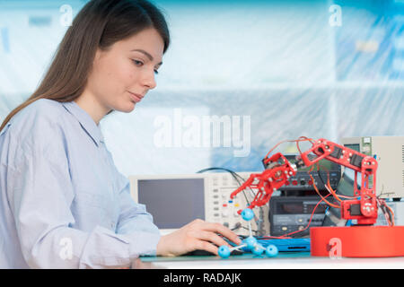 Jeune fille étudiante en classe de robotique Banque D'Images