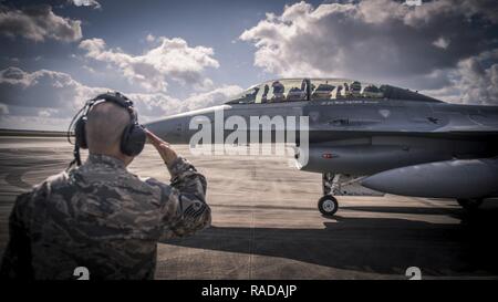 Pete Hegseth, un collaborateur de Fox News, visites la 138e Escadre de chasse, le détachement 1, à Ellington Field, TX, le 1 er février 2017. Hegseth s'est entretenu avec le personnel du Groupe de la 138e, avant son tour d'incitation dans un F-16 Fighting Falcon, afin d'être fin prêt pour l'expérience de voler dans un avion de chasse. Banque D'Images