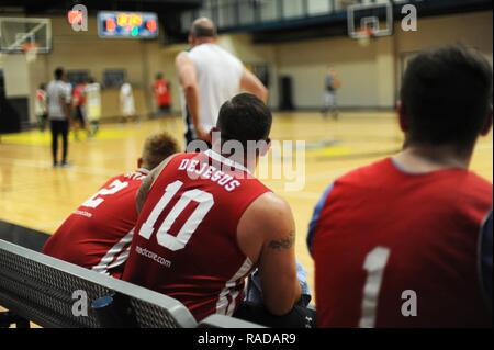 Les membres de la 189e Escadre de transport aérien de basket-ball encourager leurs coéquipiers 30 Janvier, 2017, dans la salle de remise en forme et un centre sportif sur la base aérienne de Little Rock, Ark. pendant un match de basket-ball intra-muros, le 19e Escadron de soutien de la Force a affronté le 189e AW. FSS 19 seront en compétition contre le 19e Groupe médical dans leur prochain match, le 1 février 2017. Banque D'Images