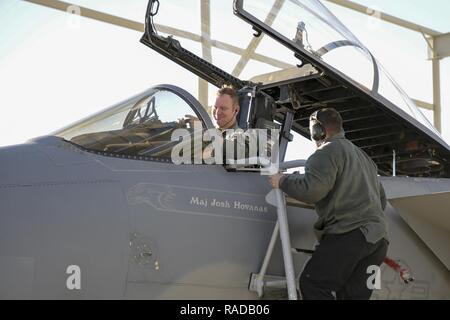 Le major Cody Clark, armes 433rd Squadron F-15 pilote, est accueilli par un membre de la 1re classe Thatcher Gore, 757th Escadron de maintenance des aéronefs Maintenance chef d'équipe de l'unité de l'Aigle, après une sortie dans l'avion qui a frappé 83-3014 10 000 heures de vol à Nellis Air Force Base, Nevada, le 25 janvier 2017. Bien que l'aéronef de la flotte de F-15 est de plus de 30 ans, seule une poignée de la C/D/E avions sont censées être dans le club 10 000 heures. Banque D'Images