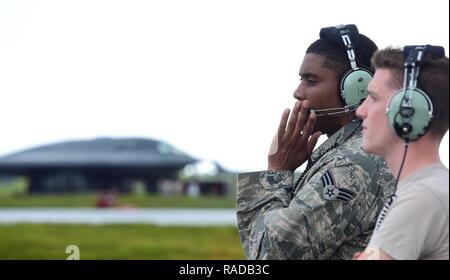 Les cadres supérieurs de l'US Air Force Airman Dez Starkes, (à gauche) et l'Aviateur Senior Hayden Thayer, les deux chefs d'équipage affecté à la 509e Escadron de maintenance des aéronefs, de communiquer des instructions pré-vol avec un B-2 Spirit pilote avant de décoller à Andersen Air Force Base, Guam, 12 janvier, 2017. Le Commandement stratégique américain (USSTRATCOM) unités de formation et de conduite régulièrement à l'appui de la zone géographique Commandes combattantes. USSTRATCOM, grâce à son actif global strike, aide à maintenir la stabilité et la sécurité tout en permettant aux unités pour se familiariser avec les opérations dans différentes régions. Banque D'Images