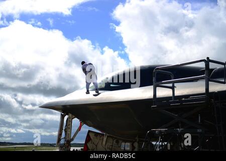 Le sergent de l'US Air Force. Elie Fleming, un chef d'équipe affectée au 509e Escadron de maintenance des aéronefs, des promenades sur un B-2 Spirit of aircraft tout en effectuant des inspections après-vol après une formation locale à la base aérienne d'Andersen, de Guam, le 17 janvier 2017. Près de 200 aviateurs de Whiteman Air Force Base, Mo., et Base aérienne de Barksdale, en Louisiane, déployés à Andersen AFB, à l'appui de Commandement stratégique américain Bomber et la dissuasion des missions. USSTRATCOM missions de bombardement de l'équipage de se familiariser avec les bases aériennes et les opérations dans les différents commandements géographiques. Banque D'Images