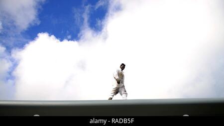 Le sergent de l'US Air Force. Elie Fleming, un chef d'équipe affectée au 509e Escadron de maintenance des aéronefs, les promenades sur le dessus de l'aéronef B-2 Spirit tout en effectuant des inspections après-vol après une formation locale à la base aérienne d'Andersen, de Guam, le 17 janvier 2017. Près de 200 aviateurs de Whiteman Air Force Base, Mo., et Base aérienne de Barksdale, en Louisiane, déployés à Andersen AFB, à l'appui de Commandement stratégique américain Bomber et la dissuasion des missions. USSTRATCOM missions de bombardement de l'équipage de se familiariser avec les bases aériennes et les opérations dans les différents commandements géographiques. Banque D'Images