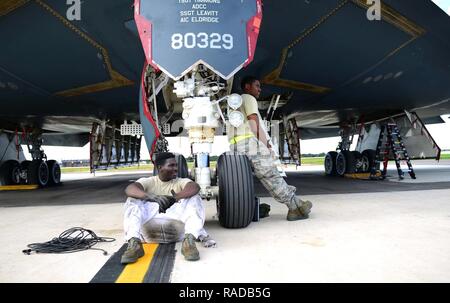 Le sergent de l'US Air Force. Elie Fleming(à gauche) et l'Aviateur Senior Dez Starkes, les deux chefs d'équipage affecté à la 509e Escadron de maintenance des aéronefs, asseyez-vous et prenez une minute pour vous détendre sous un U.S. Air Force B-2 Spirit of aircraft à Andersen Air Force Base, Guam, le 17 janvier 2017. Près de 200 aviateurs et trois B-2s déployés à partir de Whiteman Air Force Base, Mo., et Base aérienne de Barksdale, en Louisiane, à l'appui de commandement stratégique des États-Unis et de l'assurance missions de bombardement de dissuasion. USSTRATCOM régulièrement des unités de formation et à l'appui de la zone géographique Commandes combattantes. USSTRATCOM, par l'intermédiaire de ses str Banque D'Images