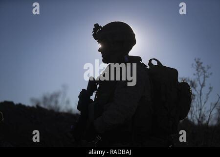 PO3 Josh Zamber, d'une marine affecté à corpsman Compagnie Bravo, 1er Bataillon, 3e Régiment de Marines, les patrouilles au cours de l'exercice de formation intégrée (ITX) 2-17 gamme 230, à bord du Marine Corps Air Ground Combat Center, Twentynine Palms, California, le 29 janvier 2017. L'ITX est un exercice interarmes qui donne tous les éléments de la masse d'Air Maritime Task Force l'occasion d'utiliser les capacités au cours de missions de grande envergure pour devenir une force de combat plus prêt. 1/3 participe actuellement en tant que l'élément de combat au sol pour cet exercice. Banque D'Images