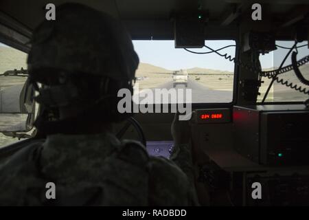 Soldats affectés au 574th Composite Supply Company, 17e Bataillon de soutien au maintien en puissance de combat de l'armée américaine, l'Alaska, simuler les opérations de convoi lors d'entraînement tactique véhicule reconfigurables à Joint Base Elmendorf-Richardson, Alaska, le 1 février 2017. Les soldats, de Fort Wainwright et JBER, a participé à une semaine d'aptitudes au combat d'entraînement en préparation pour un prochain déploiement. Banque D'Images