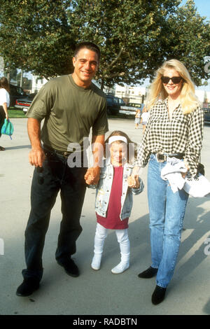 LOS ANGELES, CA - le 22 juillet : l'acteur Tony Danza, fille Katherine Danza et son épouse Tracy Robinson producteur assister à Ringling Brothers Barnum et Bailey Circus le 22 juillet, 1993 au Los Angeles Sports Arena de Los Angeles, Californie. Photo de Barry King/Alamy Stock Photo Banque D'Images