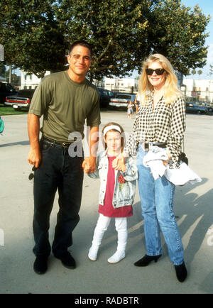 LOS ANGELES, CA - le 22 juillet : l'acteur Tony Danza, fille Katherine Danza et son épouse Tracy Robinson producteur assister à Ringling Brothers Barnum et Bailey Circus le 22 juillet, 1993 au Los Angeles Sports Arena de Los Angeles, Californie. Photo de Barry King/Alamy Stock Photo Banque D'Images