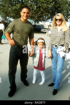 LOS ANGELES, CA - le 22 juillet : l'acteur Tony Danza, fille Katherine Danza et son épouse Tracy Robinson producteur assister à Ringling Brothers Barnum et Bailey Circus le 22 juillet, 1993 au Los Angeles Sports Arena de Los Angeles, Californie. Photo de Barry King/Alamy Stock Photo Banque D'Images