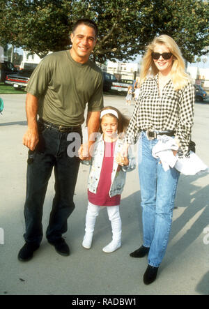 LOS ANGELES, CA - le 22 juillet : l'acteur Tony Danza, fille Katherine Danza et son épouse Tracy Robinson producteur assister à Ringling Brothers Barnum et Bailey Circus le 22 juillet, 1993 au Los Angeles Sports Arena de Los Angeles, Californie. Photo de Barry King/Alamy Stock Photo Banque D'Images