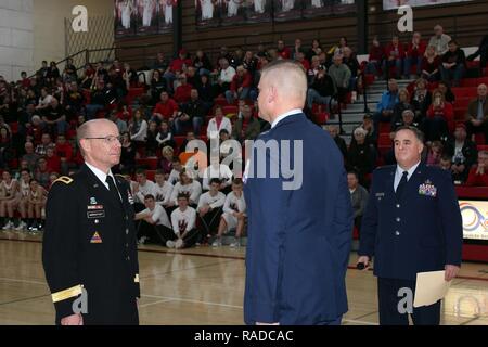 Nouveau promu colonel Justin Wagner, de la Garde nationale aérienne de l'Iowa (centre) est de l'attention que sa promotion au grade de colonel des commandes sont en cours de lecture. Sont également présents des Brig. Lgén Steve Warnstadt Garde nationale d'armée, de l'Iowa (à gauche) et le Colonel Joe Ascherl, Iowa Air National Guard. Wagner, le surintendant des écoles communautaires Harlan, sert également le chef du personnel pour le Groupe mixte de planification, la Garde nationale de l'Iowa. Banque D'Images