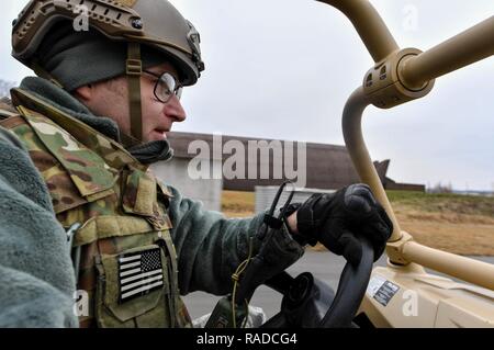 Le sergent-chef. Jeremy Francisco, 435ème escadron d'intervention d'urgence, chef de vol préparation conduit un véhicule tout-terrain au cours de l'effort sur Forge austère Base aérienne de Ramstein, en Allemagne, le 1 février 2017. Le CRG 435 ont participé à l'exercice d'exercer leur capacité de déployer dans un délai de 72 heures. Banque D'Images