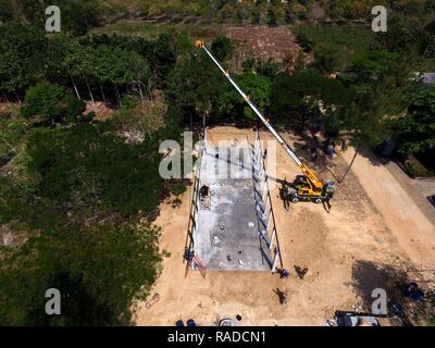 Les ingénieurs de la Marine royale thaïlandaise et U.S. Navy Seabees avec Mobile Naval Construction Battalion 5, construire une salle de classe de l'école Ban Nong Muang, dans la province de Rayong, Thaïlande lors de l'exercice Cobra Gold, le 30 janvier 2017. Gold Cobra 2016, dans sa 36e version, comprend un accent particulier sur l'action civique, humanitaire, médicale et d'engagement communautaire activités menées au cours de l'exercice pour répondre aux besoins et intérêts humanitaires des populations civiles de la région. Banque D'Images