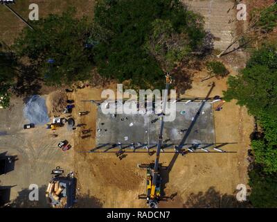 Les ingénieurs de la Marine royale thaïlandaise et U.S. Navy Seabees avec Mobile Naval Construction Battalion 5, construire une salle de classe de l'école Ban Nong Muang, dans la province de Rayong, Thaïlande lors de l'exercice Cobra Gold, le 30 janvier 2017. Gold Cobra 2016, dans sa 36e version, comprend un accent particulier sur l'action civique, humanitaire, médicale et d'engagement communautaire activités menées au cours de l'exercice pour répondre aux besoins et intérêts humanitaires des populations civiles de la région. Banque D'Images