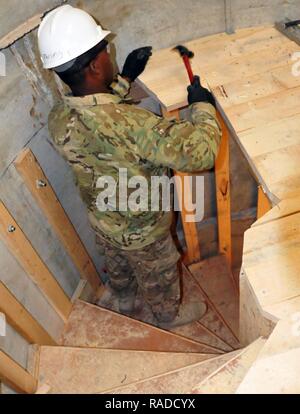 Un spécialiste de la menuiserie et la maçonnerie attribué à 1156e compagnie du Génie de la Garde Nationale de New York des marteaux des sections de bois pour terminer la construction d'une tour de contrôle des munitions au camp Taji, Iraq. La 176e Brigade d'Ingénieur (Groupe de travail Chaos) est responsable de la commande et le contrôle de la mission de plus de 1 600 le service actif, Garde nationale et l'armée de réserve des forces canadiennes à travers le génie U.S. Central Command zone de responsabilité lors de son déploiement. Banque D'Images