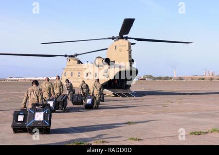 La 93e équipe de soutien civil, New York Garde nationale, bord d'un hélicoptère CH-47F Chinook sur Kalaeloa pour le transport de l'aéroport à l'île de Maui, Hawaii, le 31 janvier 2017. La 93e CST répond à aider les premiers intervenants locaux dans l'identification des agents chimiques, biologiques, radiologiques, nucléaires et dangers lors de l'appareil Kai Malu O Hawaï prendre sur le comté de Maui. Banque D'Images