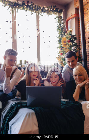 Société le lit avec un ordinateur portable, Nouvel An, fête, Noël, atmosphère d'accueil Banque D'Images