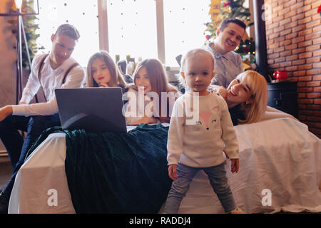 Société le lit avec un ordinateur portable. Nouvelle Année. La célébration. Home atmosphère. Noël. Banque D'Images