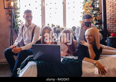 Société le lit avec un ordinateur portable, Nouvel An, fête, Noël, atmosphère d'accueil Banque D'Images