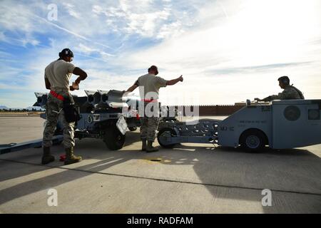 Une équipe de chargement d'armes de l'Armée de l'air affecté à la 34e Unité de maintenance d'aéronefs, Hill Air Force Base, dans l'Utah, se prépare à charger une GBU-12 dans un F-35A Lightning II avion à Nellis AFB, Nevada, le 1 février. Aviateurs de la 388e et 419e escadres de chasse à la Colline participent au drapeau rouge 17-01. Drapeau rouge est l'US Air Force's premier combats air-air exercice d'entraînement. C'est le premier F-35A pour le déploiement du drapeau rouge puisque l'Armée de l'air a déclaré le jet prêtes au combat en août 2016. Banque D'Images