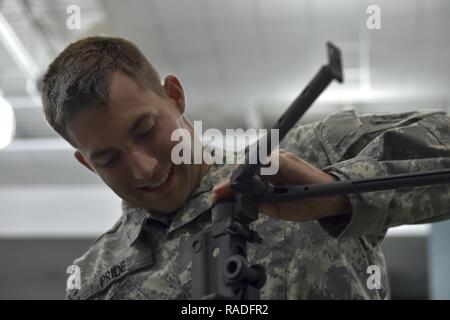 La Garde nationale de Caroline du sud de la CPS. Jackson, fierté d'un rifleman automatique avec la 218e Brigade, d'amélioration de Manœuvre rassemble divers systèmes d'armes au cours de la compétition à meilleur Guerrier 2017 McCrady Training Center à Eastover, S.C., Jan 28, 2017. L'événement de cinq jours était composé d'un mars, test de condition physique, et les armes les épreuves de qualification, entre autres. Les participants ont participé en tant qu'individus avec un enrôlé et sous-officier gagnant annoncé le 1 février 2017. Banque D'Images