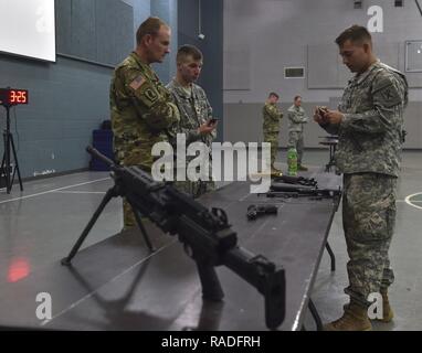 La Garde nationale de Caroline du sud de la CPS. Jackson, fierté d'un rifleman automatique avec la 218e Brigade, d'amélioration de Manœuvre rassemble divers systèmes d'armes au cours de la compétition à meilleur Guerrier 2017 McCrady Training Center à Eastover, S.C., Jan 28, 2017. L'événement de cinq jours était composé d'un mars, test de condition physique, et les armes les épreuves de qualification, entre autres. Les participants ont participé en tant qu'individus avec un enrôlé et sous-officier gagnant annoncé le 1 février 2017. Banque D'Images