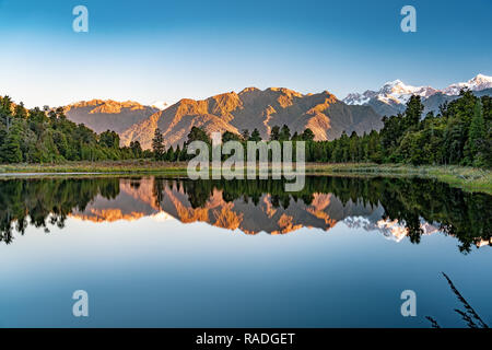 Reflet dans le miroir Lake Matheson, Nouvelle-Zélande Banque D'Images