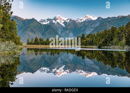 Reflet dans le miroir Lake Matheson, Nouvelle-Zélande Banque D'Images