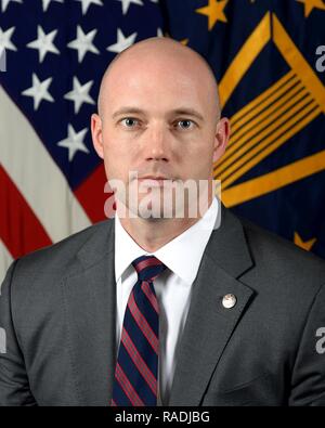 Ben Richardson, directeur adjoint à la sécurité industrielle, la sécurité de l'information et des technologies essentielles Protection, Bureau du secrétaire de la Défense (Intelligence), Ministère de la Défense, pose pour son portrait officiel dans l'Armée portrait studio au Pentagone à Arlington, Virginie, Jan 12, 2017. Banque D'Images
