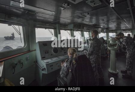 Les marins affectés à la Marine royale australienne frégate de classe ANZAC HMAS Arunta (FFH 151) l'homme le pont alors que dans une formation de vol au cours de l'exercice Unified Trident dans la région du Golfe Le 1 février. Unified Trident est un exercice multilatéral avec la Royal Navy, de la Royal Australian Navy et de la Marine Nationale Française pour améliorer les capacités de placement, d'améliorer la performance tactique et renforcer les partenariats pour assurer la libre circulation du commerce et de la liberté de navigation à l'intérieur 5e flotte américaine zone d'opérations. Banque D'Images